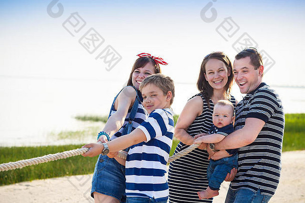 拖轮战争家庭玩海滩夏天假期家庭权力概念