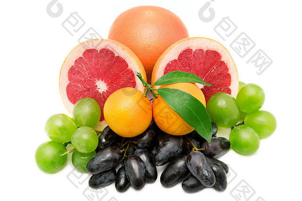 在白色背景上分离的一组水果和浆果