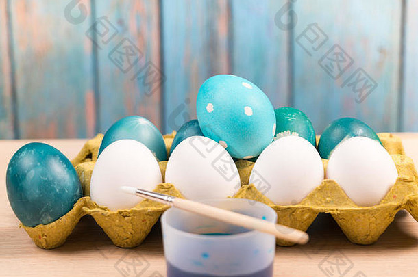 复活节快乐，有机蓝色复活节彩蛋配白色彩蛋等待彩绘，复活节节日装饰，复活节概念背景