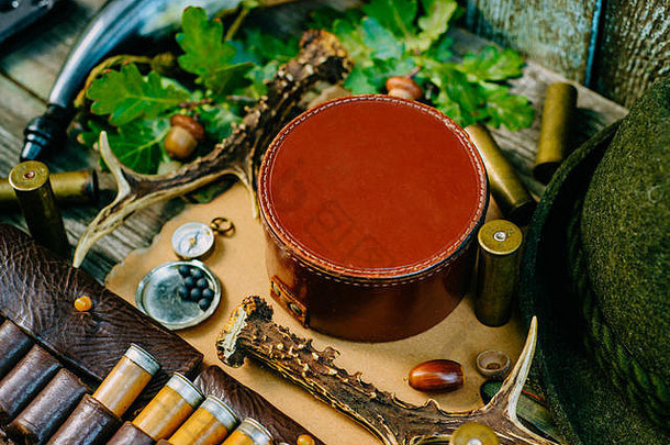 特写圆形皮革狩猎盒，提供狩猎或旅游古董装备的信息。
