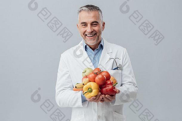 微笑营养学家持有新鲜的蔬菜水果医疗保健健康的素食者饮食概念