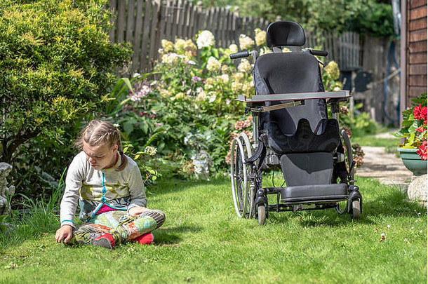 一个残疾儿童从坐在轮椅上探索她的自然环境中得到休息