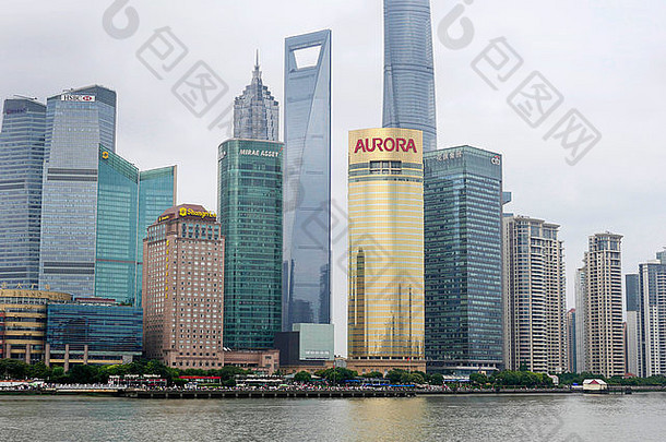 从黄浦江对岸的外滩俯瞰上海浦东商业区。最高的建筑是上海世界金融中心