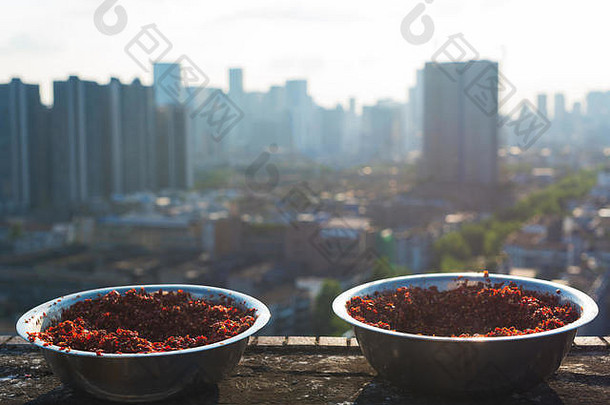 中国四川省成都市，一栋楼顶上，一碗碗磨碎的红辣椒干制川菜配料