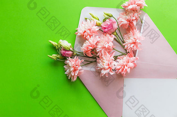 母亲的一天概念花束粉红色的桔梗菊花信封空白纸请注意复制空间卡母亲的一天婚礼邀请周年纪念日填满词特殊的偶尔