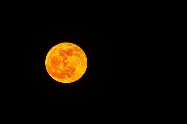 一个不寻常的橙色血月亮。
