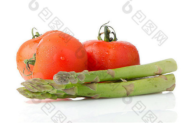 成分：白色背景下分离的番茄和芦笋。