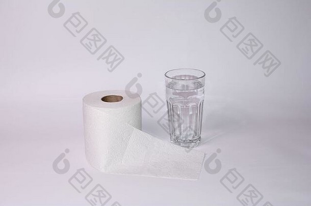 在腹泻的情况下多喝水-用一杯水和复印纸卷卫生纸