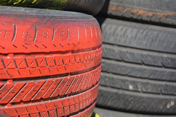 轮胎。红色汽车轮胎垂直堆放。良好的轮胎业务名片背景。轮胎<strong>名片图片</strong>。