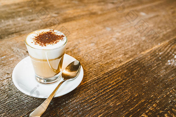 马罗基诺（CaffèMarocchino）是一种装在小杯中的咖啡饮料，由一杯浓缩咖啡、牛奶和可可粉组成