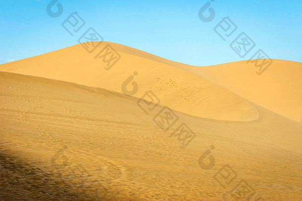 中国敦煌<strong>戈壁沙漠</strong>中的彩色沙丘