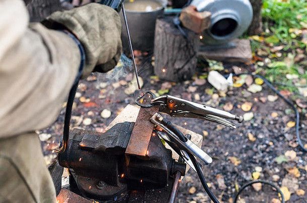 焊工在室外农村车间用点电焊焊接<strong>铁环</strong>