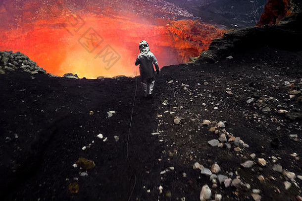 一名身穿防护服的男子在火山口附近。火山调查