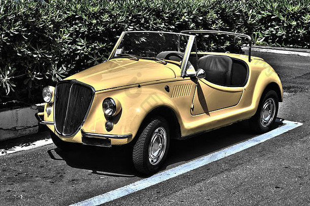 60年代经典意大利设计的黄色汽车