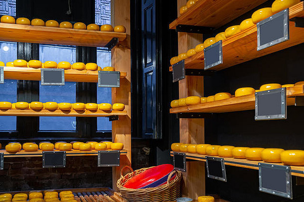 荷兰乳酪在乳制品市场<strong>上架</strong>。食物