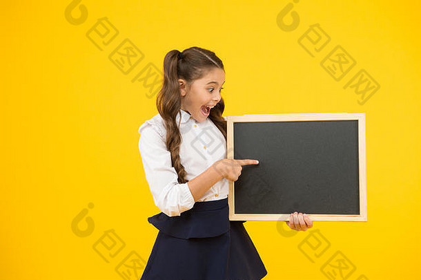 好宣传学校小孩子指出手指空白黑板上<strong>学校宣传</strong>孩子显示宣传事件整洁空黑板宣传董事会复制空间