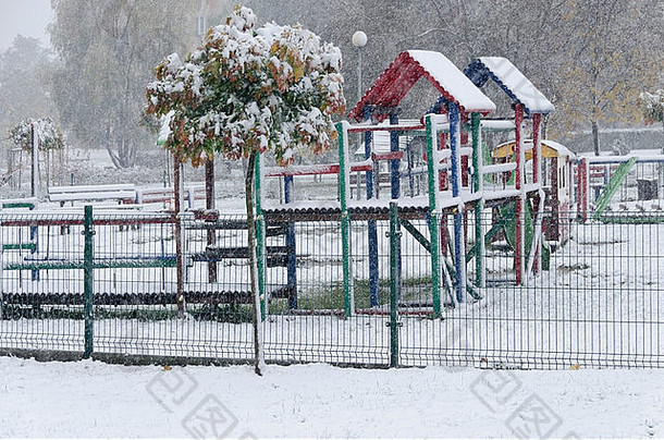色彩斑斓的操场上覆盖雪brzeg降低较低的西里西亚县波兰欧洲