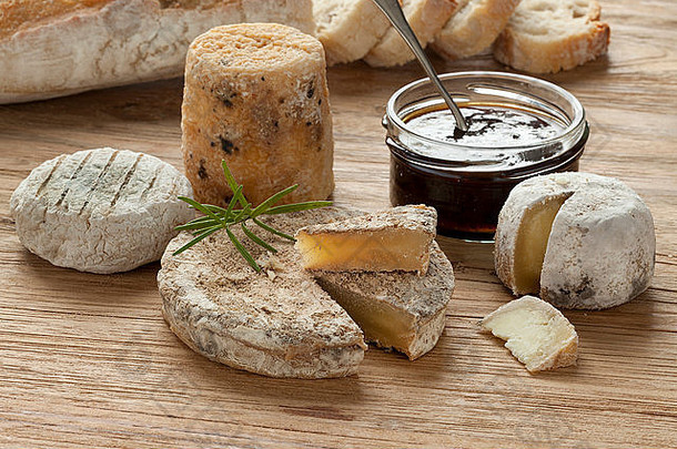传统的法国山羊奶酪被称为歇布荨麻奶酪歇布皮科歇布奖。