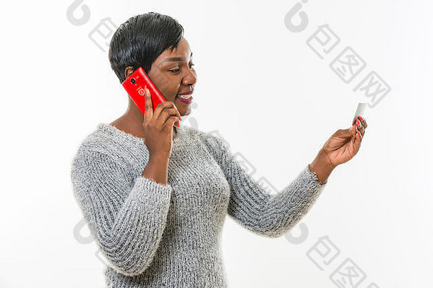 一名非洲妇女在工作室环境中使用手机。