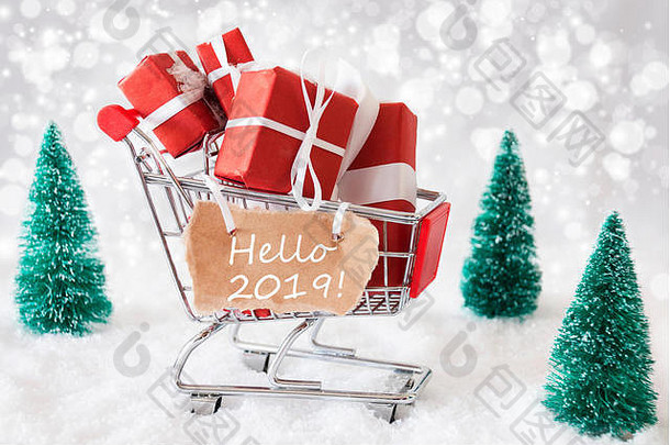 有圣诞礼物和雪的手推车，短信你好2019