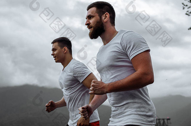 清晨锻炼，<strong>运动</strong>型男子在山区跑步，过着健康的生活方式