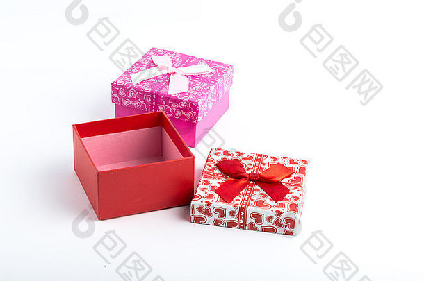 白色背景的粉红色礼品盒