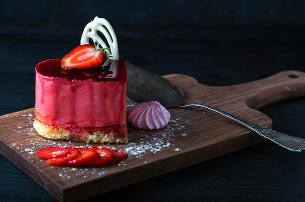 心<strong>蛋糕图片</strong>。可爱美味的心蛋糕。盘子和木桌上的红色芝士蛋糕。
