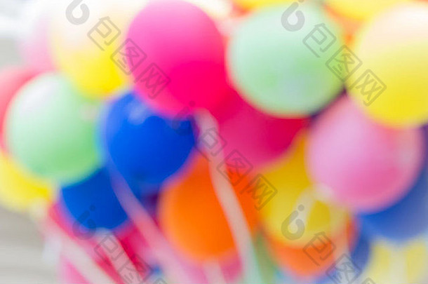 多彩色的玩具气球模糊背景