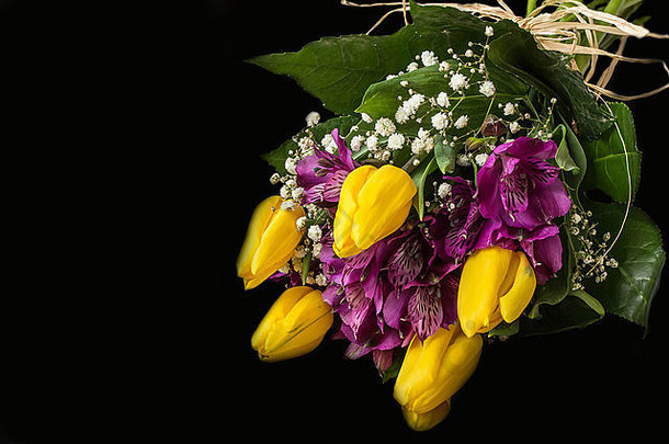 春天花黄色的郁金香紫色的alstroemeria秘鲁莉莉莉莉印加人黑色的背景