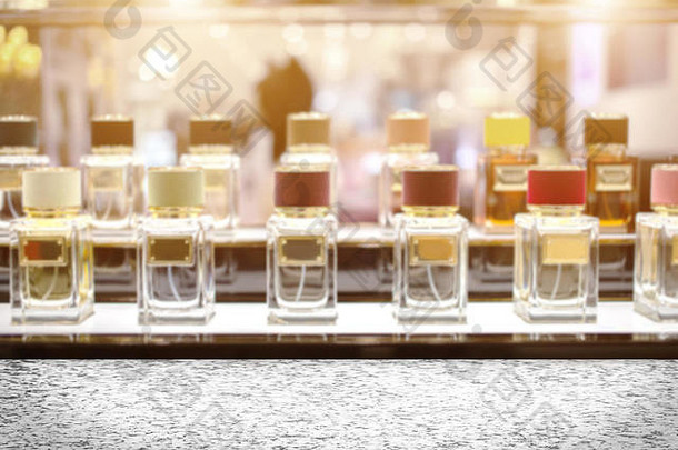 柜台大理石桌面，带香水瓶，展示现代贸易中的化妆品架