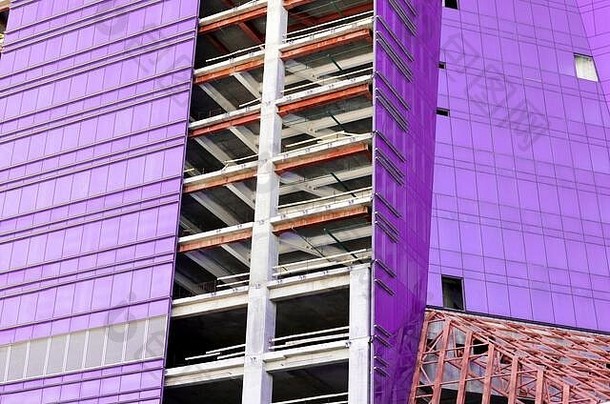 施工现场。生产公寓楼。在城市里建造一座办公大楼。紫窗