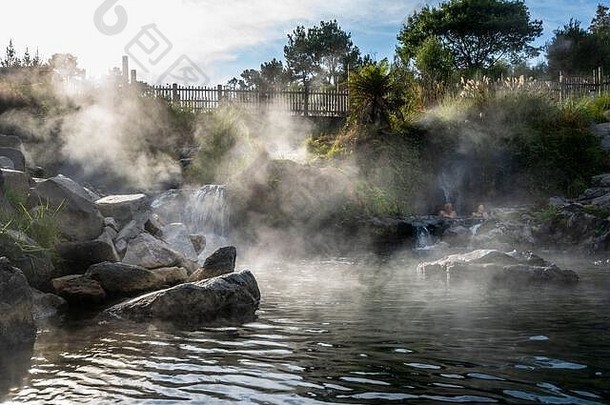 新西兰北岛陶波温泉温泉公园，Otumuheke溪流的热水流入怀卡托河