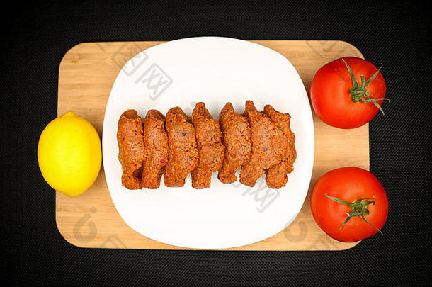 土耳其传统的食物的是到岸价Kofte表格