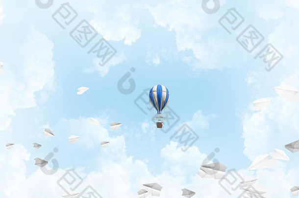 在空中飞行的热气球。