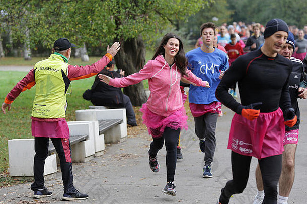 保加利亚索非亚——2016年10月15日：在5公里的短跑中，参赛者穿着粉色裙子跑步。这次跑步的目的是提高运动成绩