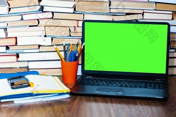 教科书笔记本绿色屏幕laptope堆栈书工作首页距离教育背景保持首页概念