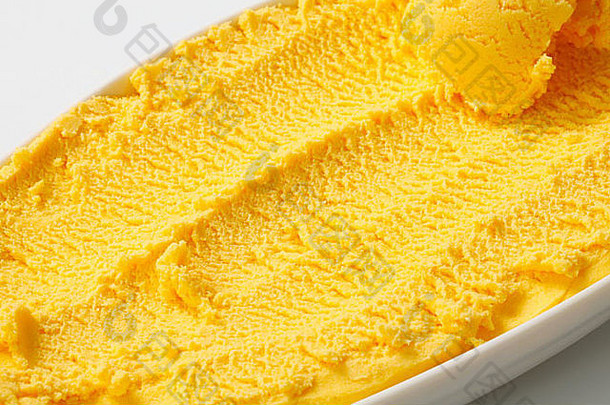 一盘黄色奶油冻冰淇淋