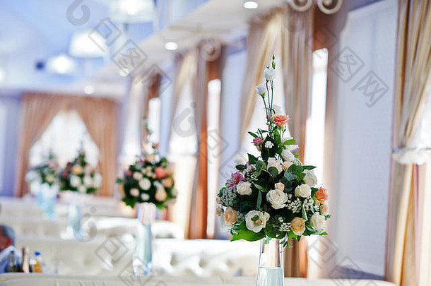 装饰婚礼接待花束花花瓶蓝色的水表客人