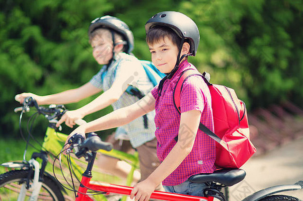 孩子们帆布包骑<strong>自行车</strong>公园学校