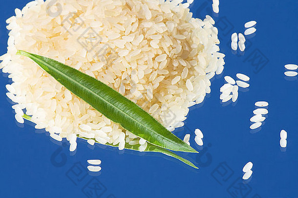 食物配料-蓝色背景上的白米。