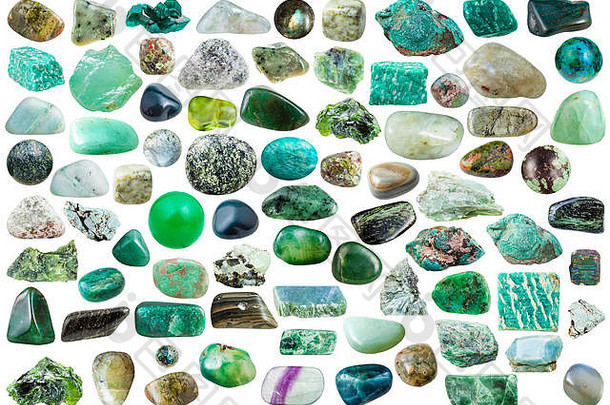 在白色背景上分离的一组绿色矿物石、晶体和宝石