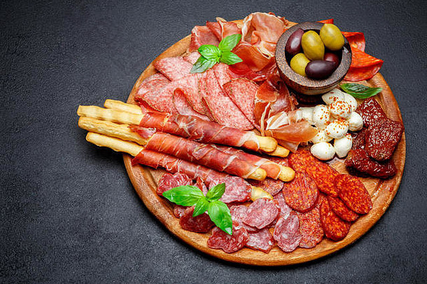 肉和奶酪盘配意大利腊肠、意大利香肠、帕尔玛干酪和马苏里拉干酪