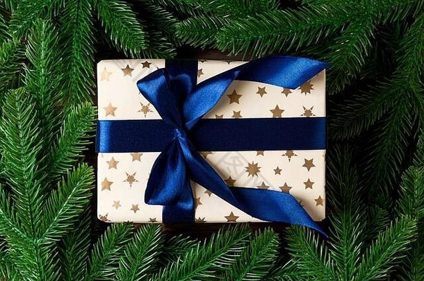 用杉树树枝装饰的新年礼盒俯视图。“圣诞快乐”概念，为您的设计提供空旷的空间。