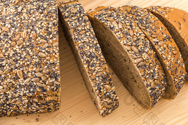 <strong>小麦</strong>切片面包特写镜头木表面