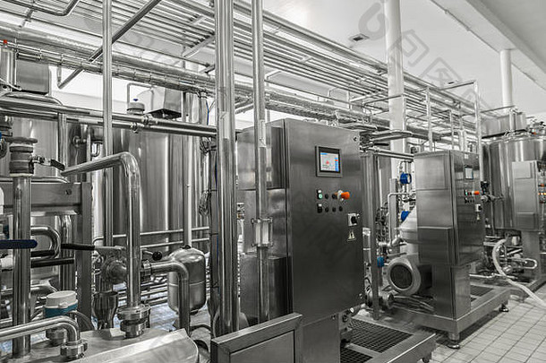 牛奶厂的电子控制面板和油箱。乳品厂的设备