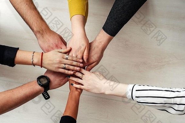 集团多样化的多民族人团队合作概念团队合作在一起协作概念手办公室工人圆