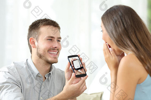 一名男子用智能手机上的戒指形象求婚