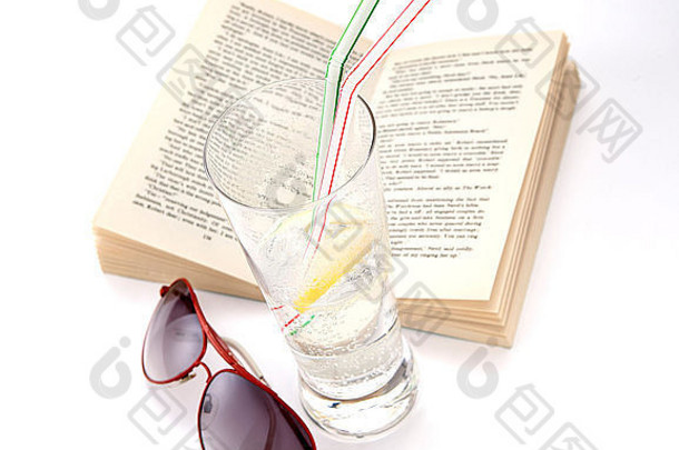 白色背景书上的静物画太阳镜和饮料