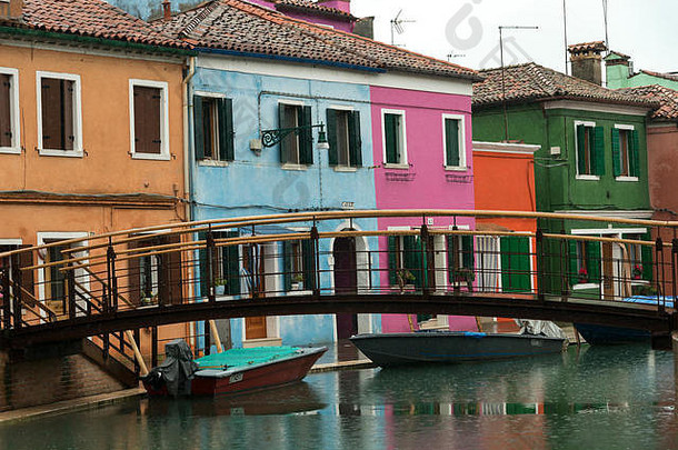 运河上的人行桥，布拉诺，威尼斯，威尼斯，意大利