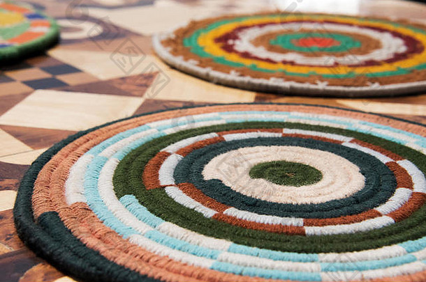 镶嵌桌面上的彩色羊毛桌垫